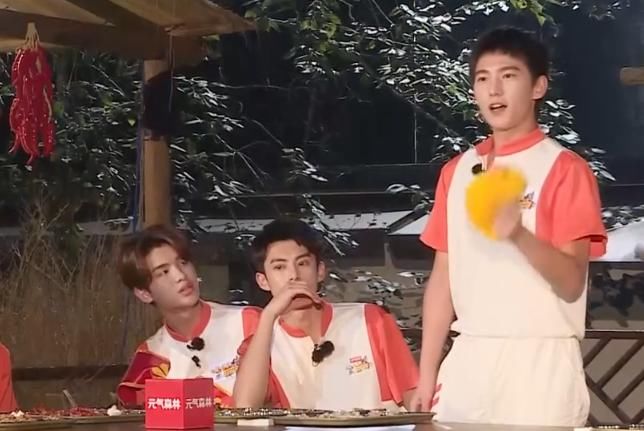  动作|《元气满满的哥哥》吴昕带领哥哥跳广场舞，两队表现差异很明显