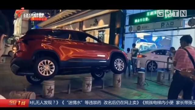  新手|新手司机把车开上石墩“表演跳桩”，路人：咋做到的？