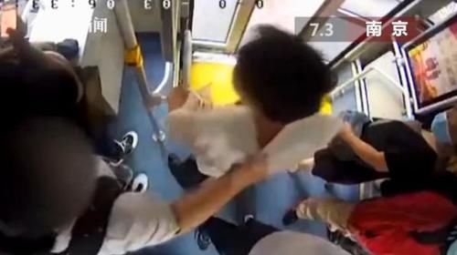  伸出|男子在公交上伸出“咸猪手”，女高中生忍无可忍，将其按在座位上