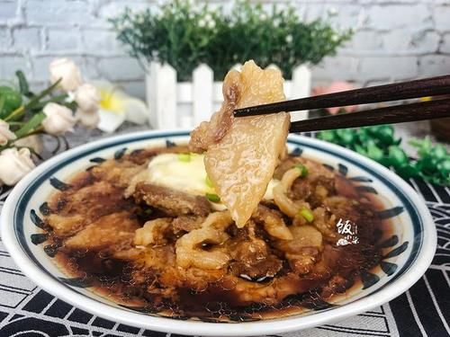 酱油|五花肉别红烧了，加酱油腌一晚上，再加个鸡蛋上锅蒸，好吃不油腻
