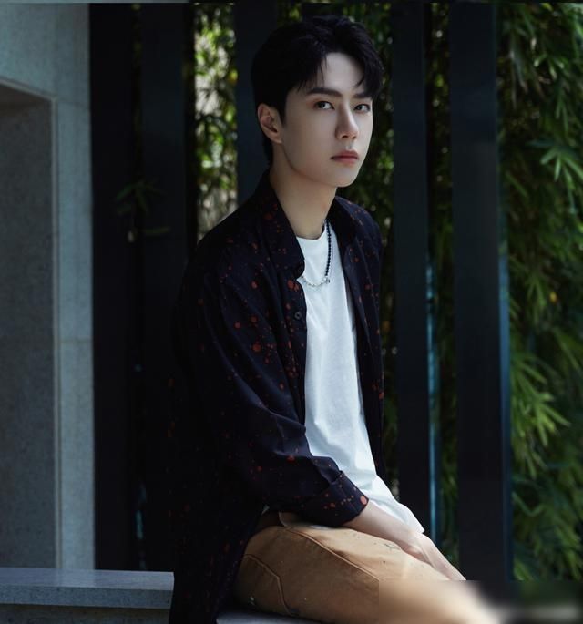  公司|快本：李冰冰要牵王一博的手，一博乖乖照做，但他的表情却太好笑