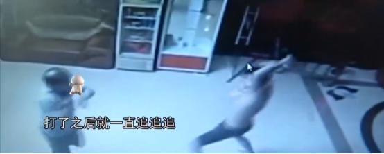 进来|几名未成年打砸酒店，将工作人员砍伤还有枪，老板：进来就砍我