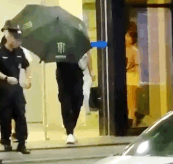 裤腿|王一博防出糗挽裤腿,系蝴蝶结瘸腿走路,看到粉丝装酷营业打招呼