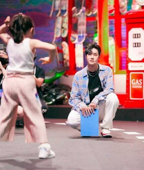  单膝|王一博镜子蹲出圈！看小朋友跳舞王一博直接单膝跪地，细节好评