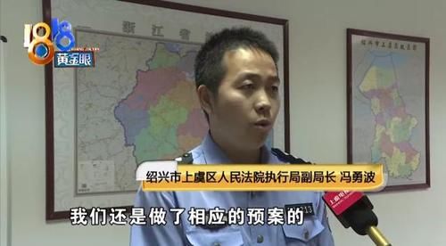 欠债|老赖夫妻欠债不还，女子竟还挥菜刀阻扰执法