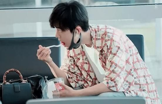 动作|肖战吃草莓姿势太撩!看到汁水溅开后他的动作,网友:这谁受得了