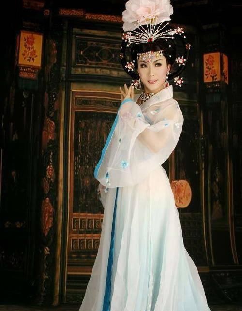  现况|草根逆袭抛弃糟糠女友，娶外国高官之女隐婚9年，李玉刚现况如何