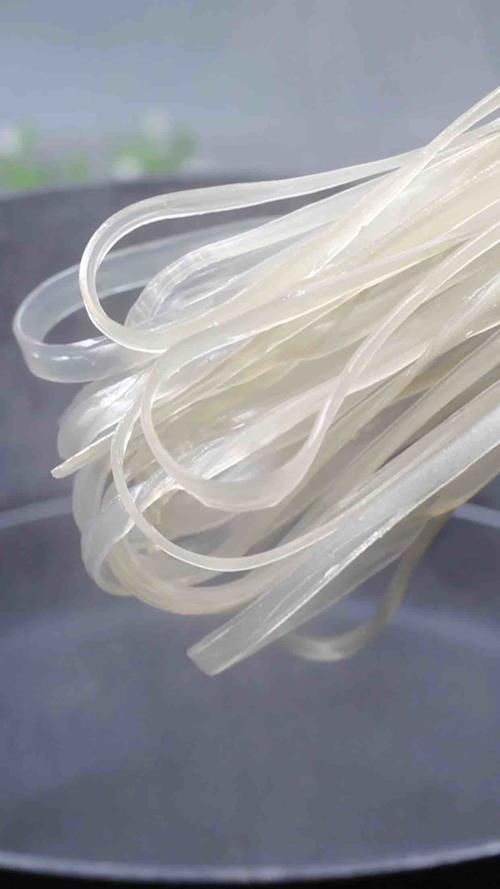 好吃|比小摊买的好吃百倍的酸辣粉,5分钟就搞定,连汤汁都不剩!