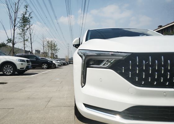  国产汽车厂商|全新奔腾B70现身，红色涂装很洋气，19寸轮毂加持配1.5T