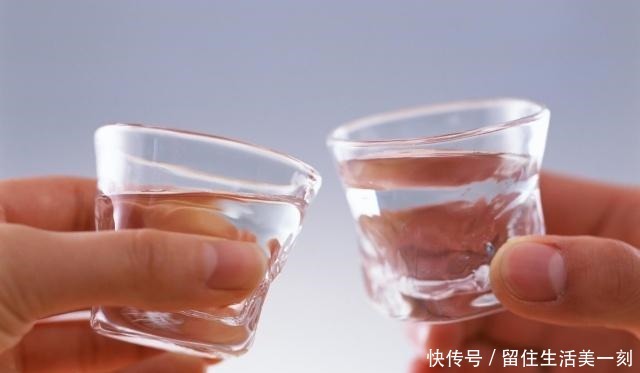 涨价|质量不输茅台的酱香白酒,竟因太便宜没人买,涨价后销售额破百亿