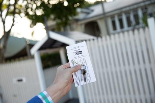 吵醒|男子早上被陌生电话吵醒，才知自己账上忽然多了500万