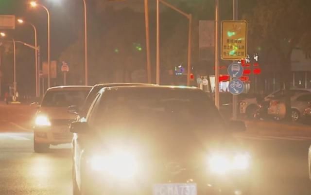  方块|别克使用“杀手锏”，两个黑方块专治“远光狗”，网友：人才啊