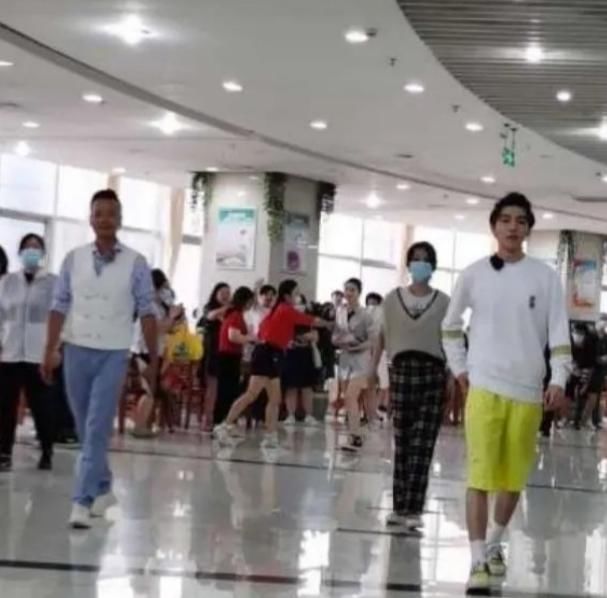  王俊凯|王俊凯为医务人员亲手做午餐，而谁注意他送餐姿势？素养是装不住的