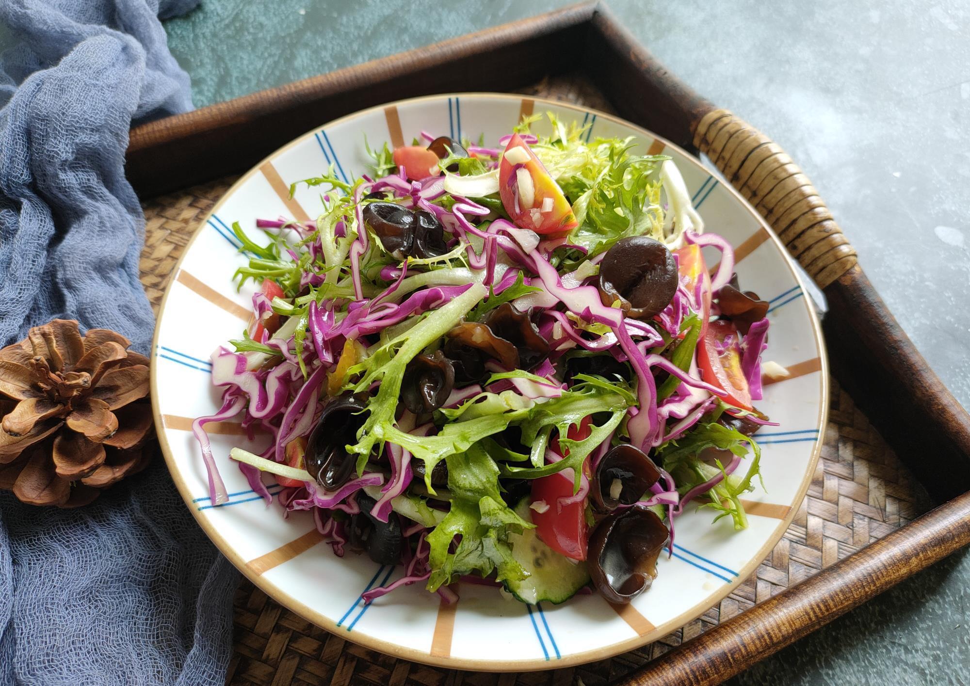  出水|做菜什么时候放盐很重要，不少人搞错了，难怪菜肴出水、口感发柴