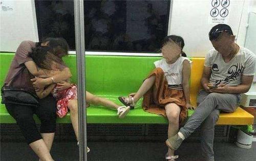 未来|地铁上的一张照片，引众人点赞：你的教养决定孩子未来的高度