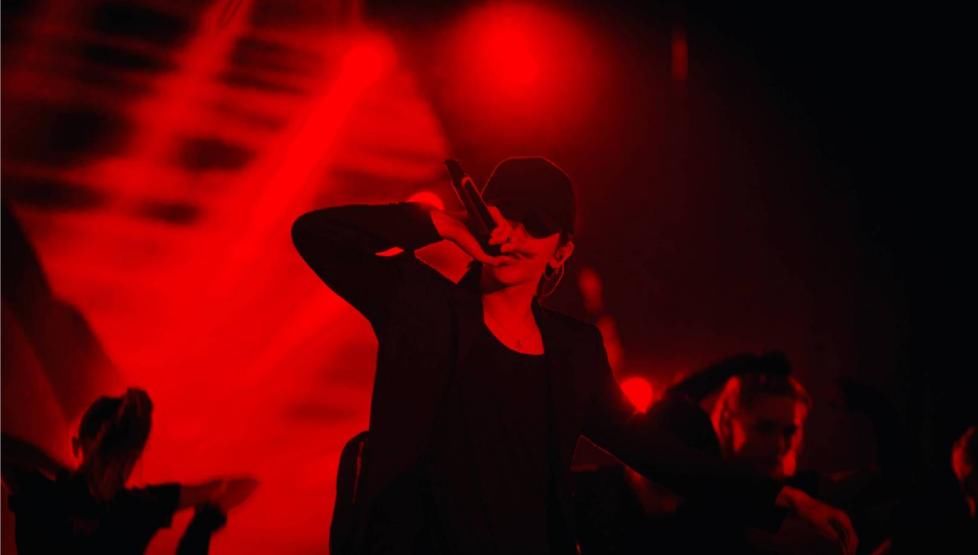  蔡徐坤|蔡徐坤和朱一龙两组风格迥异的舞台，你们更喜欢谁的呢？