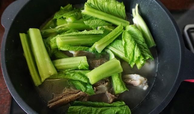  好吃|春菜和它这样炖，鲜咸香嫩，老公夸口好吃，吃到最后连汤汁都不剩