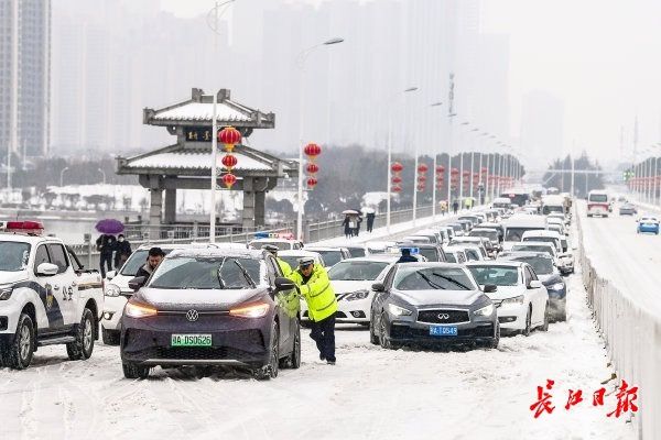 冰雪路车滑难行，他们变身“推车侠”