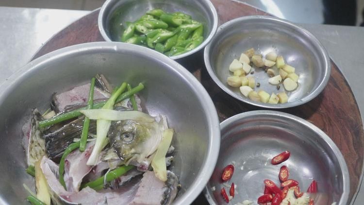 鲜辣|大厨分享线椒焖鲤鱼的经典做法,鲜辣开胃无腥味,好吃又下饭