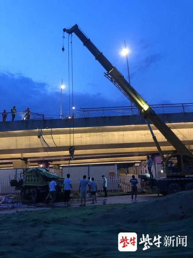  司机|工程车冲破护栏坠落高架，司机侥幸生还