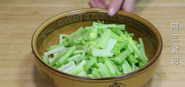 胡萝卜|芹菜这样吃最解馋，逢年过节用它招待客人，开胃又下饭，比肉还香