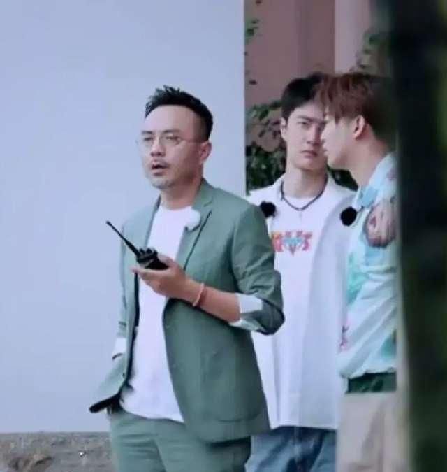  王一博|王一博敬业！脚伤严重坚持录制《天天向上》，面部紧皱强忍出镜