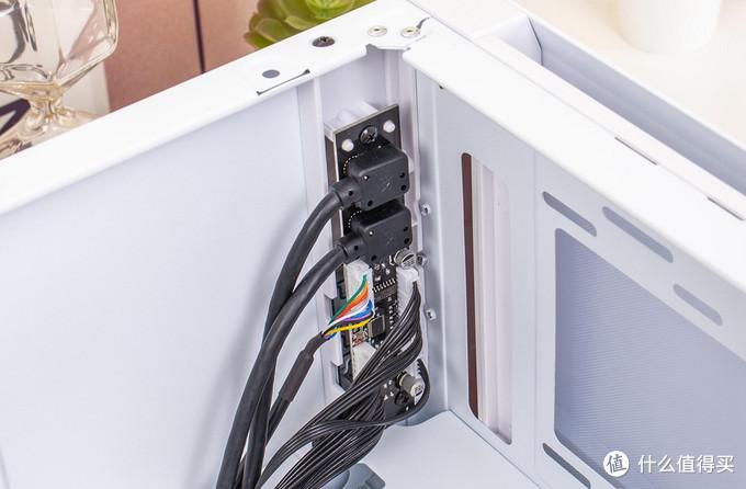  款机箱|存储厂的机箱是什么样子？威刚(ADATA) XPG 入侵者机箱测评