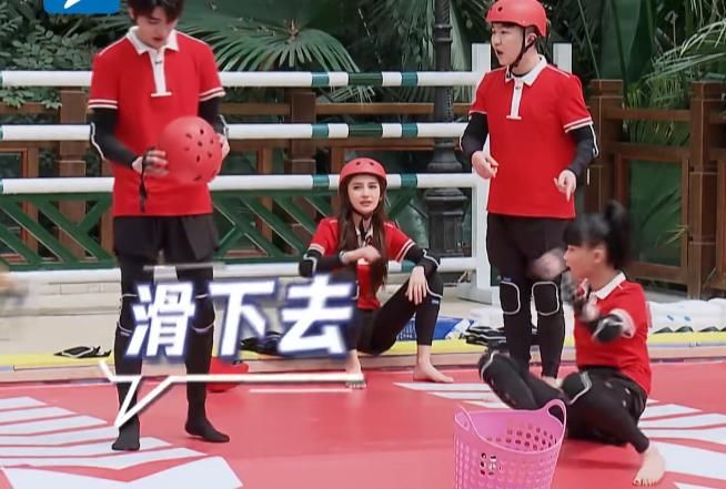  baby|张大大跟baby撒娇，说自己不会游泳，她的反应让人直呼过瘾！