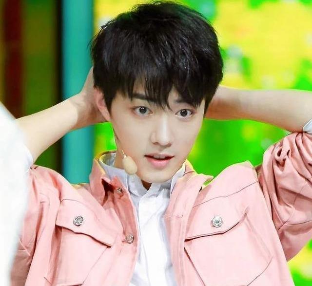 拍摄|肖战回重庆蹲路边吃早餐带火面馆,粉丝向老板求购肖战碗筷