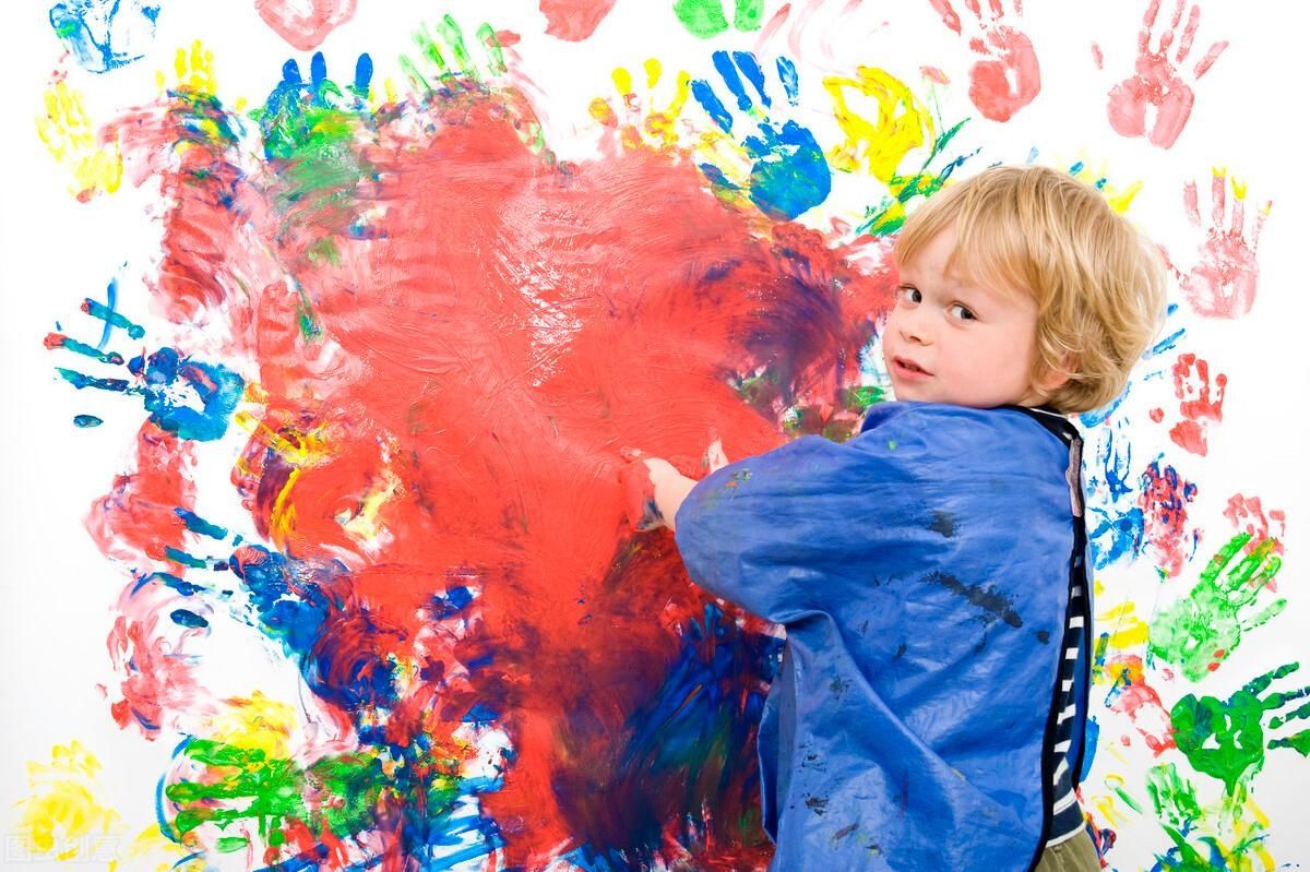 为孩子|萌娃高铁拔腿毛，评论两极分化：熊孩子和萌娃只在一念之差