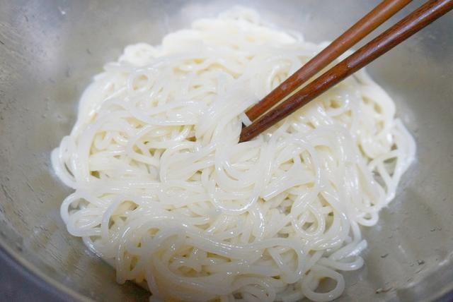  夏天|夏天必吃的凉面，做法简单，清爽开胃，家人都喜欢