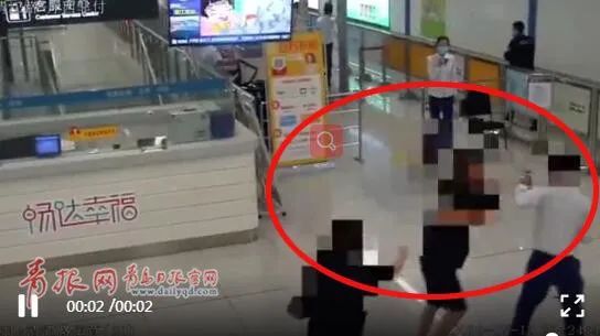  监控|嚣张！青岛一男子大闹地铁站！监控拍下全过程……