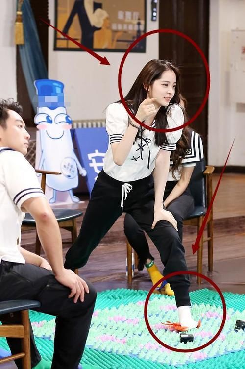 压板|《跑男》欧阳娜娜踩指压板“公然作弊”,看脚下垫的啥?太心疼baby