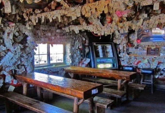 世界|世界上最“有钱”的酒吧,墙上贴满千万美金,顾客急用可以随时带