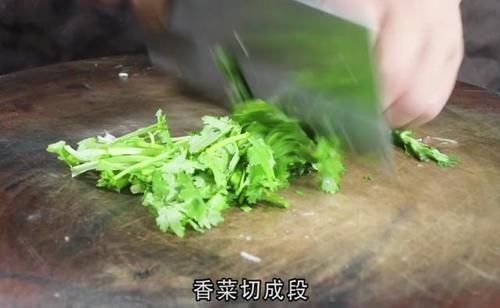 秘制|草鱼别做老一套了,淋上2个鸡蛋液,秘制一做,不吃撑都不停嘴