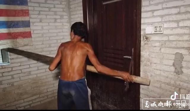 介入|男子疑锁妻10多年：亲妹称他14年前曾弑母，公安介入调查