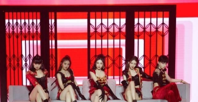  炸裂|姐姐们也太好看了，舞台上争奇斗艳，战斗力太强气场炸裂