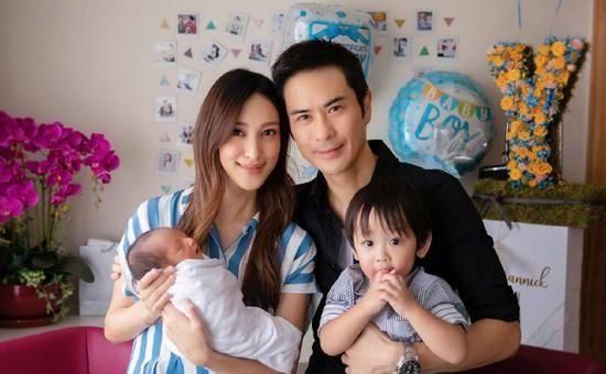 得子|郑嘉颖二胎得子 一家四口同框十分幸福