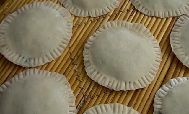  倒入|我家隔三差五吃的一道面食，酥脆鲜嫩又顶饱，出锅后我一顿吃4个