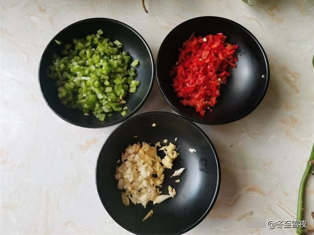 把大虾|别只会水煮大虾，教你这个做法，味道特别香，吃的虾壳都不剩