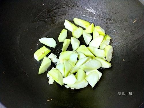 食材|丝瓜最好吃的做法，清热解毒，做法简单，一上桌就抢光