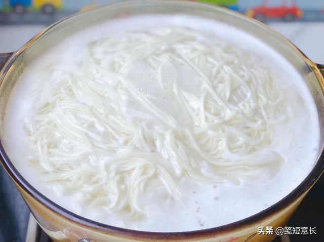  每周|1把豇豆2个西红柿，我家每周至少吃3次，做成凉面比炸酱面还美味