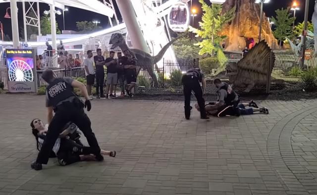  吐口|不戴口罩还对保安连吐口水三次！白人情侣直接被对方摁倒在地