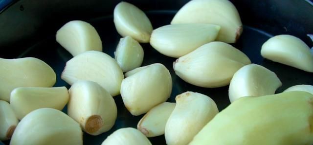  不坏|8块钱买5斤茄子，放罐子里，保存一年都不坏，一小碟能吃2碗饭