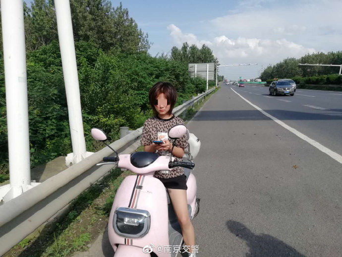 民警|女孩骑电动车误上高速至车没电 民警安全带其驶离