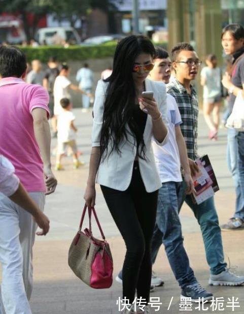  美女|街拍高颜值的美女，性感靓丽，散发出迷人的轻熟风情