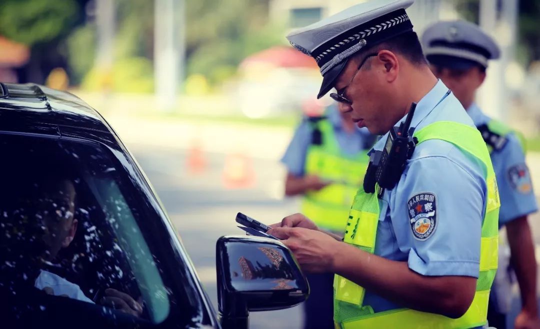  临时|珠海男子路边临时停车6秒，被后车飞撞摊上一条人命！赔了45万……