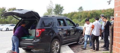  招工|女司机开车卡台阶上，现场招工，谁能抬出来1分钟给50块