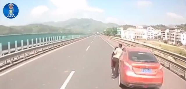  动作|一个动作关乎生死！车辆突发故障，用灭火器当三角警示牌？高速上这些动作会致命！