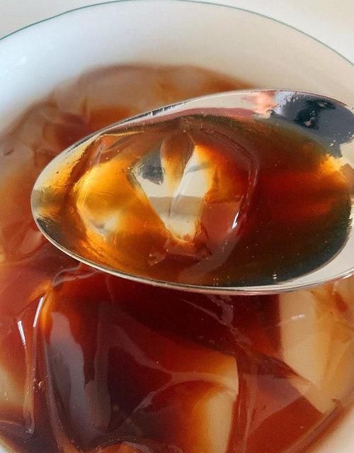 自然放凉|红糖冰粉是夏季的特色小吃,冰爽又美味,消暑又解渴